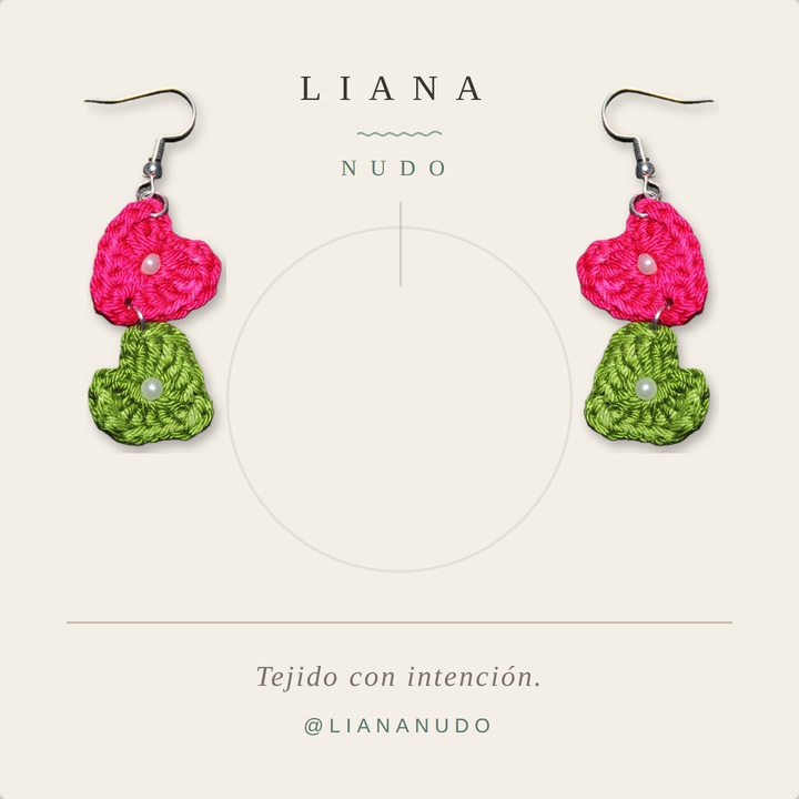 Aretes de crochet en forma de corazón, fucsia y verde, sobre tarjeta Liana Nudo